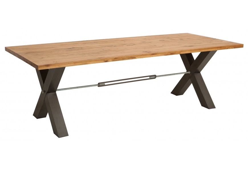 Obdĺžnikový jedálenský stôl s drevenou doskou, čiernymi kovovými nohami v tvare X a kovovou výstužnou tyčou