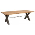 Obdĺžnikový jedálenský stôl s drevenou doskou, čiernymi kovovými nohami v tvare X a kovovou výstužnou tyčou