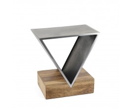 Moderný dizajnový príručný stolík Pharo s obdĺžnikovou podstavou z dreva v naturálnej hnedej farbe s prvkom v tvare trojuholníka z kovu v sivej farbe s patinou