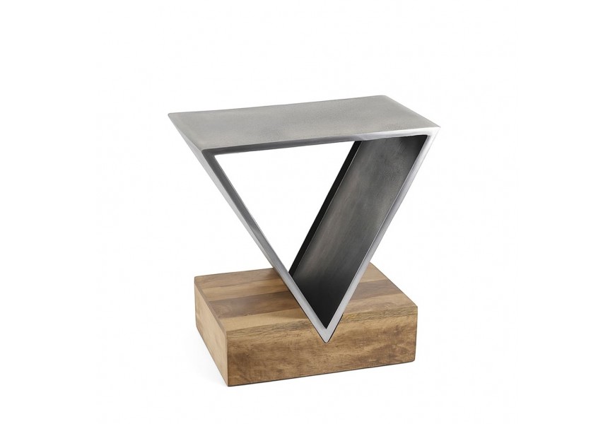 Moderný dizajnový príručný stolík Pharo s obdĺžnikovou podstavou z dreva v naturálnej hnedej farbe s prvkom v tvare trojuholníka z kovu v sivej farbe s patinou