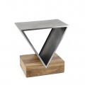 Moderný dizajnový príručný stolík Pharo s obdĺžnikovou podstavou z dreva v naturálnej hnedej farbe s prvkom v tvare trojuholníka z kovu v sivej farbe s patinou
