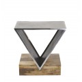 Dizajnový industriálny obdĺžnikový príručný stolík Pharo s trojuholníkovou sivou kovovou konštrukciou a drevenou podstavou 44 cm
