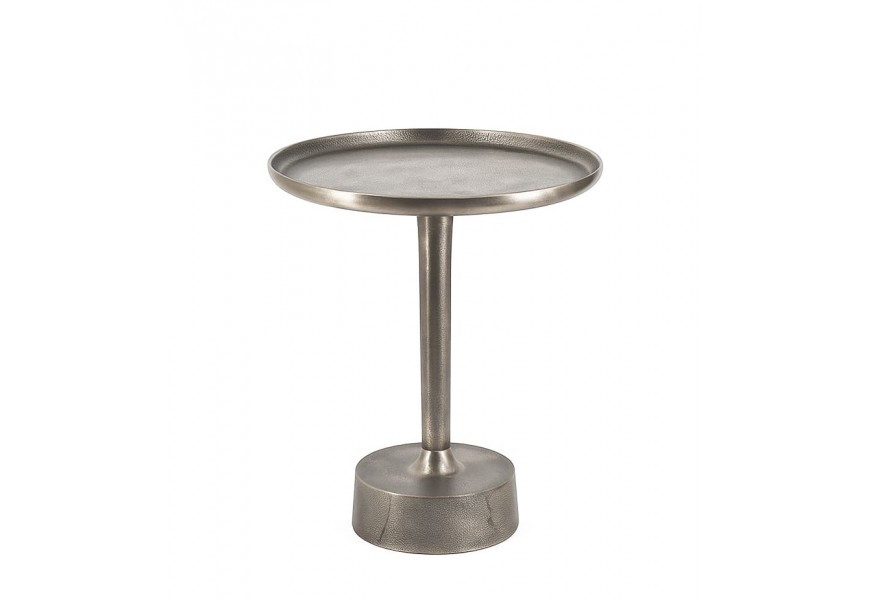 Moderný industriálny okrúhly kovový príručný stolík Ludwig v sivej farbe s patinou s vrchnou doskou s dizajnom podnosu na jednej nohe s mohutnou okrúhlou podstavou v spodnej časti