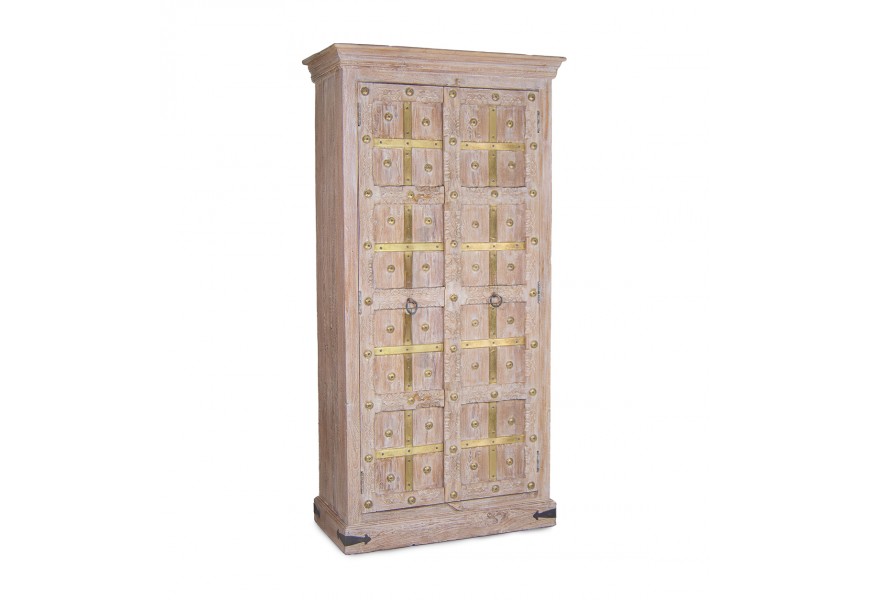 Luxusná masívna policová skriňa Murcia s dvojitými dvierkami s vybíjaným zdobením a kazetovým dizajnom s kovovými pásmi z akáciového dreva v svetlej hnedej farbe so svetlým vymytým náterom so starožitným efektom a kovovými prvkami v zlatej farbe