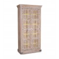 Luxusná masívna policová skriňa Murcia s dvojitými dvierkami s vybíjaným zdobením a kazetovým dizajnom s kovovými pásmi z akáciového dreva v svetlej hnedej farbe so svetlým vymytým náterom so starožitným efektom a kovovými prvkami v zlatej farbe