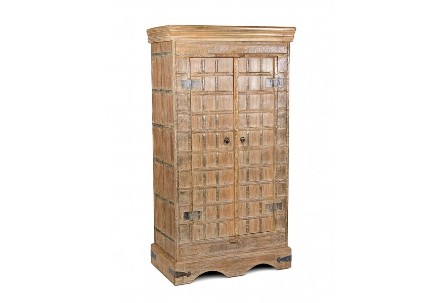 Luxusná masívna akáciová policová dvojdverová skriňa Albacete so starožitnou povrchovou úpravou v naturálnej hnedej farbe s dekoratívnym vyrezávaním a štvorcovým vzorom s kovovými detailmi s patinou