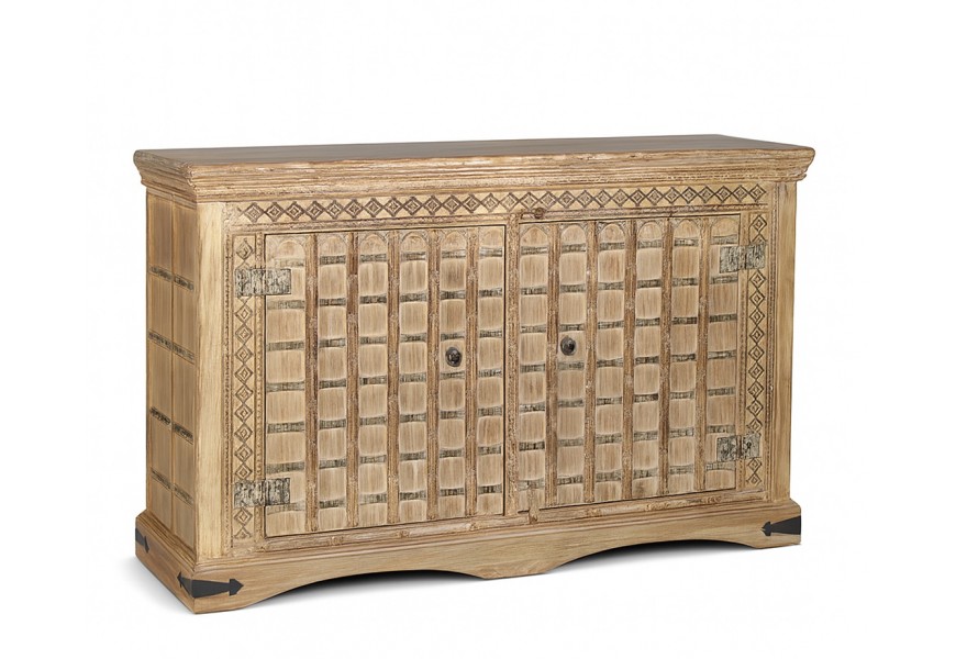 Luxusný masívny vintage príborník Albacete s dvomi dvierkami s reliéfnym štvorcovým vzorom s vyrezávanými florálnymi ornamentami z akáciového dreva v medovej hnedej farbe so starožitnou povrchovou úpravou s detailmi z kovu v tmavej farbe s patinou