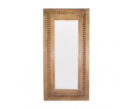 Luxusné vidiecke masívne zrkadlo Albacete s obdĺžnikovým rámom a závesným systémom z mangového dreva s naturálnej svetlej hnedej farbe s bohatým vyrezávaným reliéfnym zdobením s geometrickými a florálnymi motívmi
