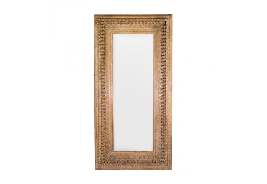 Luxusné vidiecke masívne zrkadlo Albacete s obdĺžnikovým rámom a závesným systémom z mangového dreva s naturálnej svetlej hnedej farbe s bohatým vyrezávaným reliéfnym zdobením s geometrickými a florálnymi motívmi
