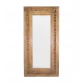 Luxusné vidiecke masívne zrkadlo Albacete s obdĺžnikovým rámom a závesným systémom z mangového dreva s naturálnej svetlej hnedej farbe s bohatým vyrezávaným reliéfnym zdobením s geometrickými a florálnymi motívmi
