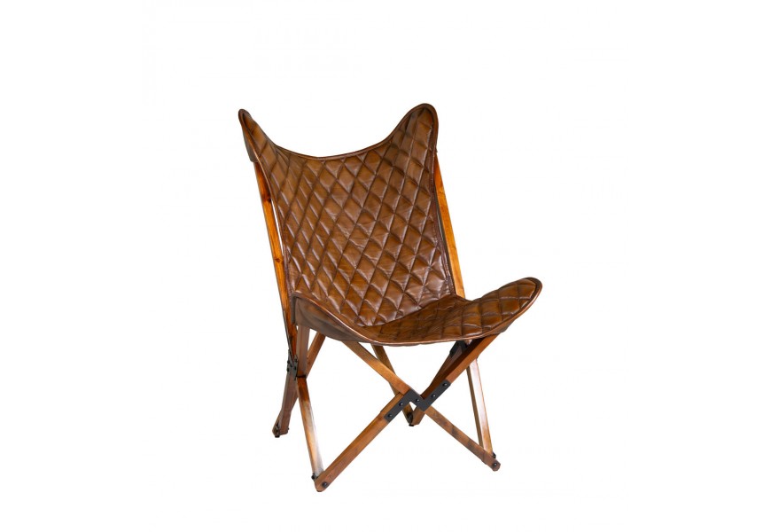 Dizajnová koloniálna hnedá skladacia stolička Jantara z kože s dekoratívnym kosoštvorcovým prešívaním s konštrukciou z akáciového dreva s nožnicovým mechanizmom s čiernymi kovovými spojmi