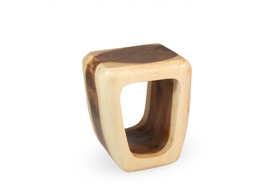 Dizajnový etno príručný stolík Sulawesi s organicky zaobleným tvarom s obdĺžnikovou vrchnou doskou a podstavou s policou z masívneho dreva suar v naturálnej tmavej hnedej farbe s výraznými béžovými hranami s prirodzenou štruktúrou