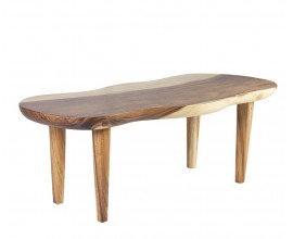 Dizajnový etno oválny konferenčný stolík Sulawesi s asymetrickou vrchnou doskou organického tvaru a štyrmi nohami z dreva suar v svetlej hnedej a krémovej farbe s výraznou kresbou letokruhov