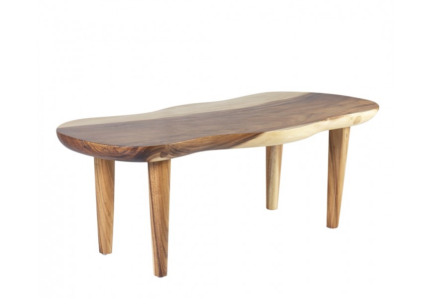 Dizajnový etno oválny konferenčný stolík Sulawesi s asymetrickou vrchnou doskou organického tvaru a štyrmi nohami z dreva suar v svetlej hnedej a krémovej farbe s výraznou kresbou letokruhov
