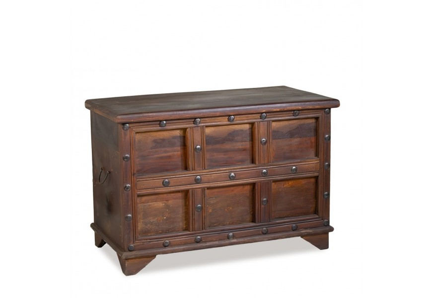 Masívna koloniálna truhlica Bizkaia z recyklovaného dreva v tmavej hnedej farbe so starožitnou patinovanou povrchovou úpravou so štyrmi nožičkami a bočnými úchytkami s kazetovým dizajnom na prednej strane s vybíjanými kovovými nitmi