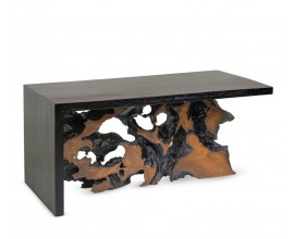 Luxusný masívny teakový konferenčný stolík Mazio s obdĺžnikovou vrchnou doskou a bočnou nohou v čiernej farbe s podstavou z koreňového dreva v naturálnej hnedej farbe