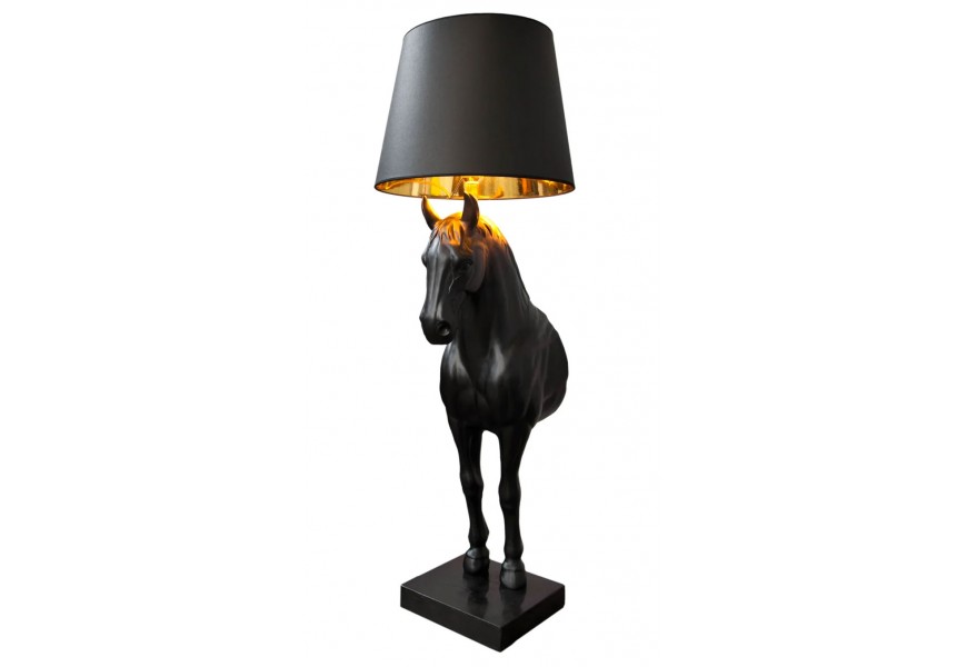Čierna stojanová lampa s tienidlom a podstavcom v tvare konskej hlavy so zlatým vnútrom tienidla