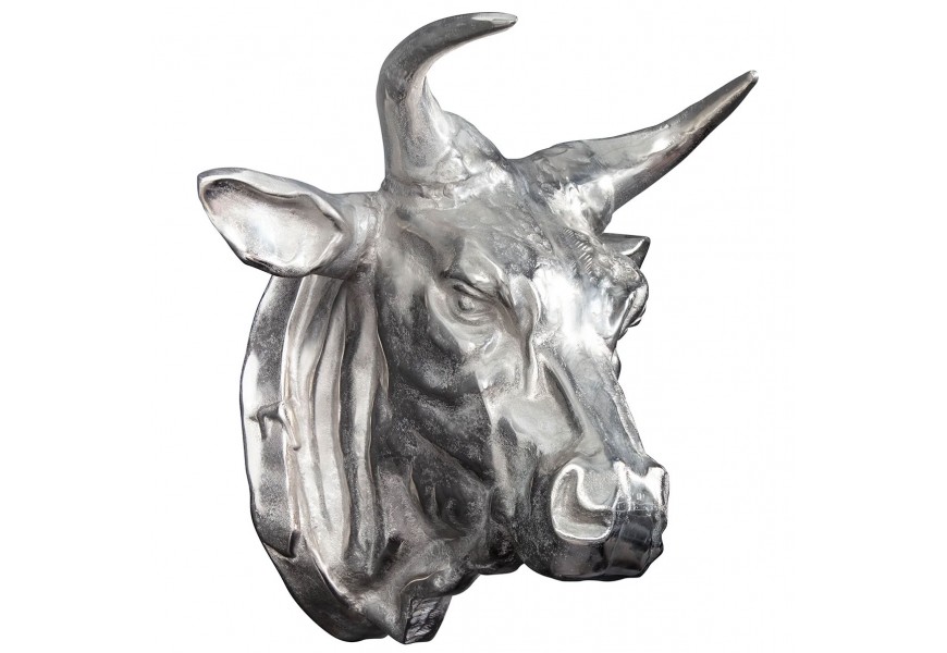 Dekoratívna nástenná socha odliatku hlavy býka z lešteného strieborného kovu s realistickými detailmi rohov, uší a výrazných línií tváre