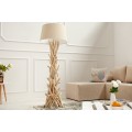 Vidiecka stojacia lampa s béžovým textilným tienidlom a konštrukciou z prepletených prírodných drevených konárov