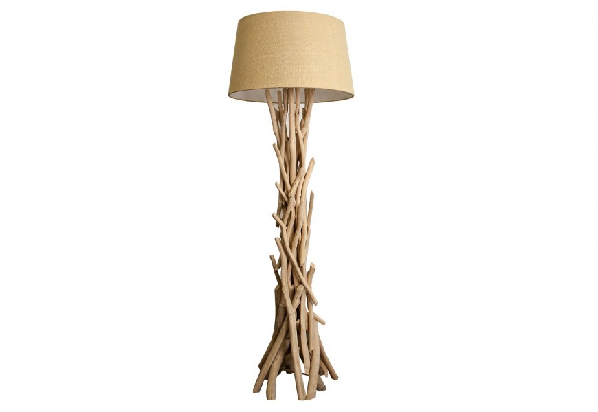 Vidiecka stojacia lampa s béžovým textilným tienidlom a konštrukciou z prepletených prírodných drevených konárov