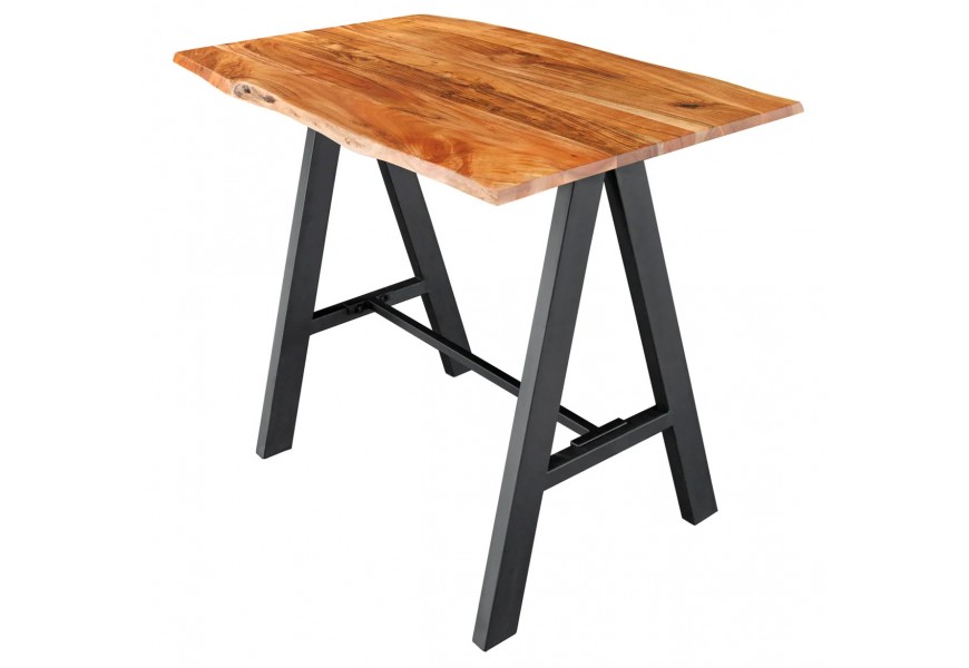 Industriálny barový stôl s obdĺžnikovou doskou z masívneho akáciového dreva s prírodnou hranou a čiernou kovovou konštrukciou v tvare A