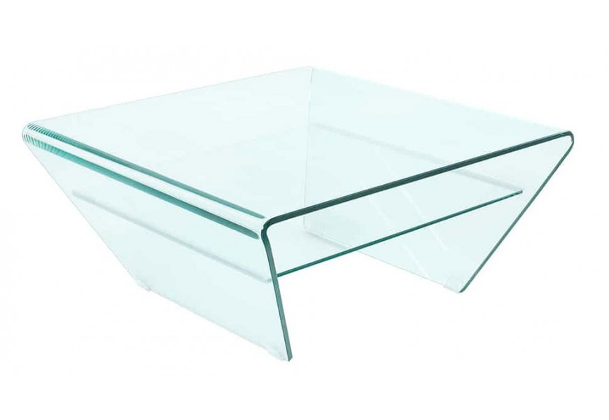 Moderný nízky konferenčný stolík zo zahnutého číreho kaleného bezpečnostného skla v minimalistickom modernom štýle s lichobežníkovým profilom a integrovanou odkladacou policou