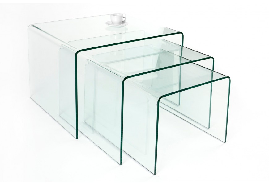 Súprava troch moderných príručných stolíkov z číreho ohýbaného skla v minimalistickom štýle so zaoblenými hranami a čistým transparentným dizajnom vhodná do moderného interiéru