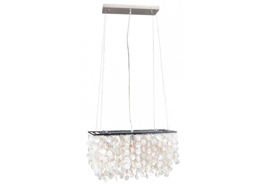 Obdĺžnikové závesné svietidlo s bielymi perleťovými mušľovými diskami zavesenými na tenkých lankách v glamour štýle s chrómovou konštrukciou a jemným svetelným efektom