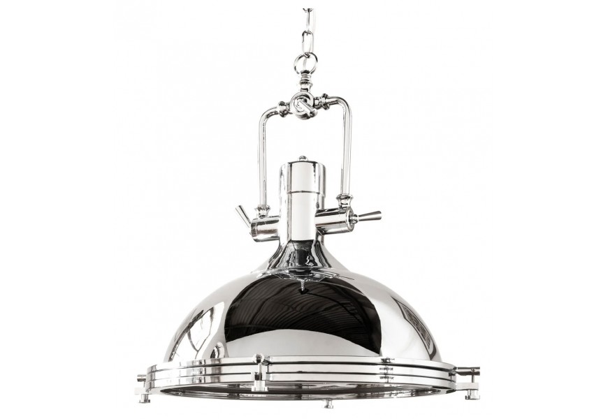 Lesklé závesné svietidlo v industriálnom štýle s kovovým chrómovým povrchom, kupolovitým tienidlom a technickými detailmi pripomínajúcimi reflektor alebo dielenské osvetlenie
