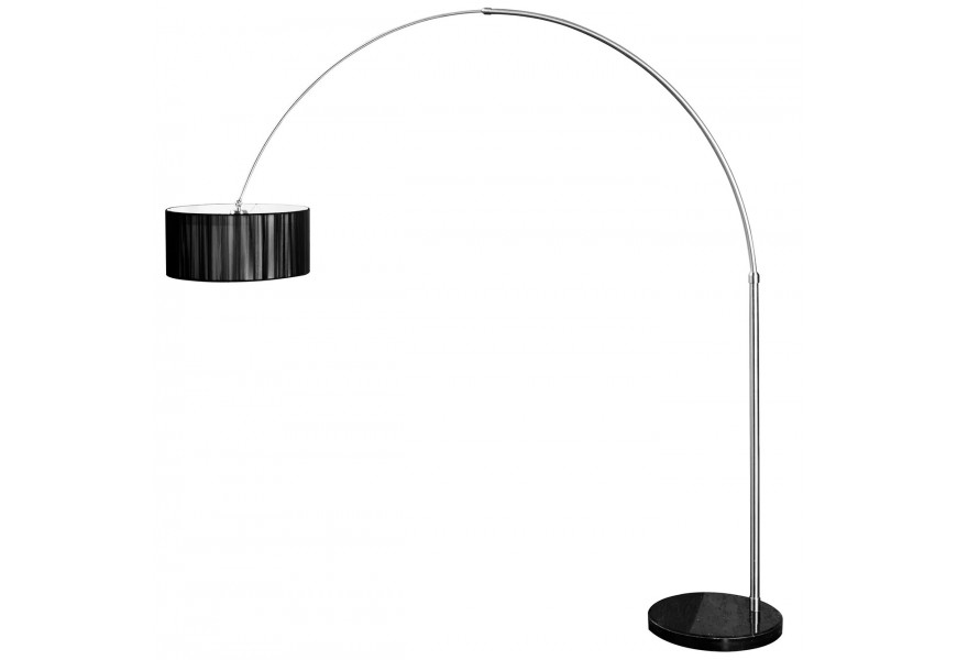 Dizajnová oblúková stojacia lampa s čiernym valcovým tienidlom z lesklej textílie s kovovým ramenom a čiernou mramorovou podstavou v modernom glamour štýle