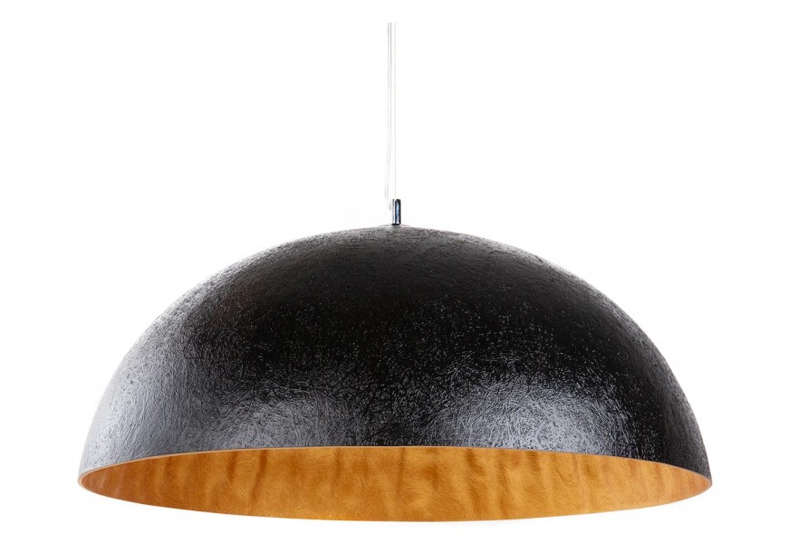 Glamour okrúhla závesná lampa v čiernej farbe s polguľovým tvarom a zlatým vnútorným povrchom s kladivkovanou štruktúrou