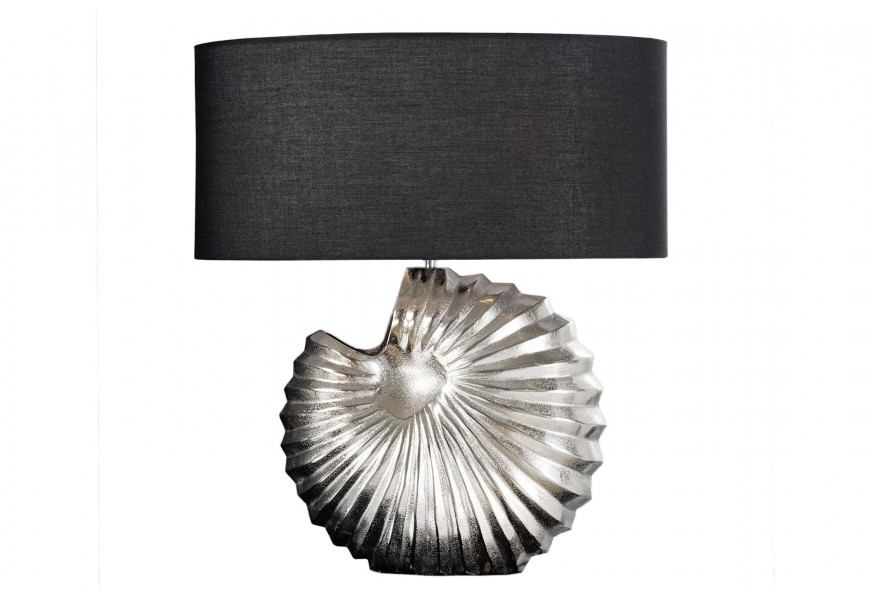 Dizajnová stolná lampa Alexa so striebornou podstavou v tvare mušle a s čiernym okrúhlym tienidlom