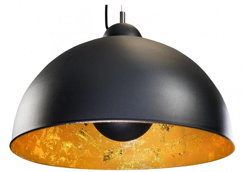Industriálne moderné závesné svietidlo s čiernym matným kovovým tienidlom v tvare polgule a zlatým vnútorným povrchom s jemným textúrovaným efektom listového kovu