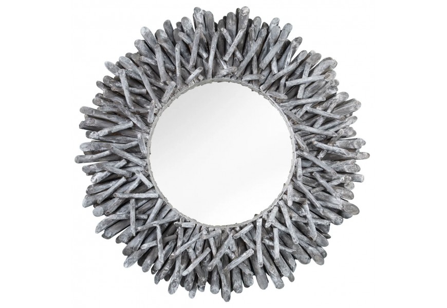 Prírodné okrúhle zrkadlo s rámom z ručne ukladaných kúskov sivého dreva v etno a boho štýle.