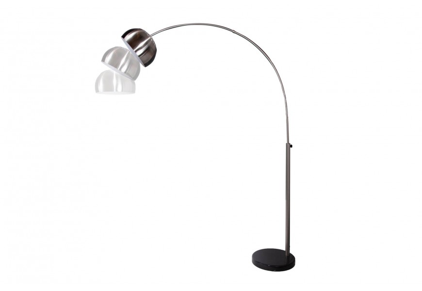 Moderná oblúková stojaca lampa s chrómovým kovovým tienidlom a čiernym podstavcom v minimalistickom štýle.