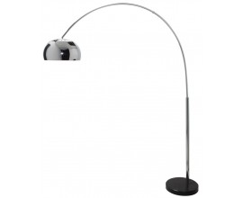 Moderná oblúková stojanová lampa s chrómovým kovovým tienidlom v lesklom prevedení a čiernym podstavcom vhodná do minimalistického interiéru.