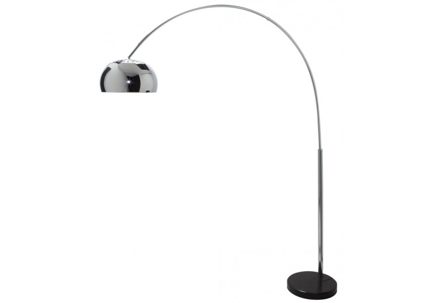 Moderná oblúková stojanová lampa s chrómovým kovovým tienidlom v lesklom prevedení a čiernym podstavcom vhodná do minimalistického interiéru.