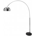 Moderná oblúková stojanová lampa s chrómovým kovovým tienidlom v lesklom prevedení a čiernym podstavcom vhodná do minimalistického interiéru.