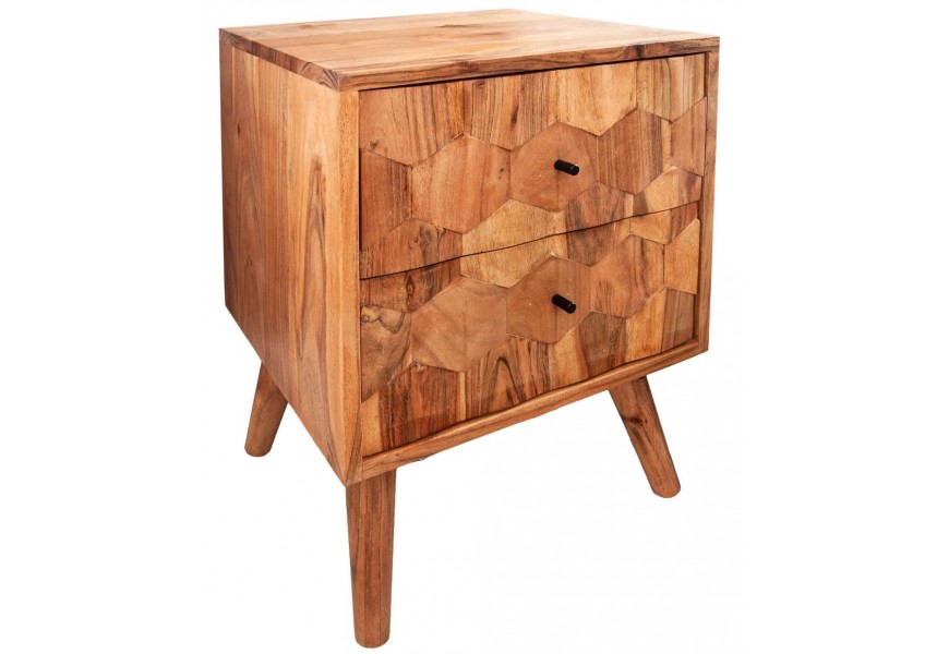 Dizajnová nočná skrinka z masívneho dreva s geometrickým vzorom na čelách dvoch zásuviek a šikmými drevenými nožičkami v prírodnom odtieni.