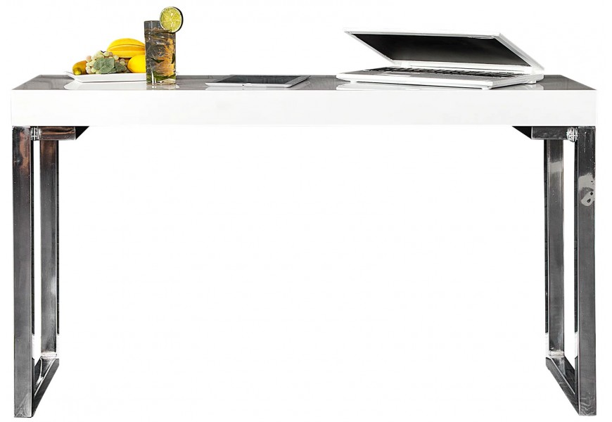 Moderný písací stôl s vysokolesklou bielou doskou a elegantnými hranatými nohami z chrómovaného kovu, ideálny do štýlovej kancelárie alebo pracovne.