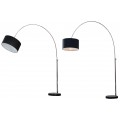 Moderná oblúková stojanová lampa s čiernym textilným tienidlom a ohnutou chrómovou konštrukciou na stabilnej mramorovej podstave v glamour štýle, vhodná na osvetlenie obývačky či čítacieho kútika.