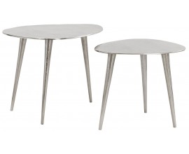 Dvojica moderných príručných stolíkov s nepravidelnou organickou doskou a tromi úzkymi kónickými nožičkami v striebornom kovovom prevedení. Minimalistický a elegantný dizajn ideálny do industriálneho alebo glamour interiéru.