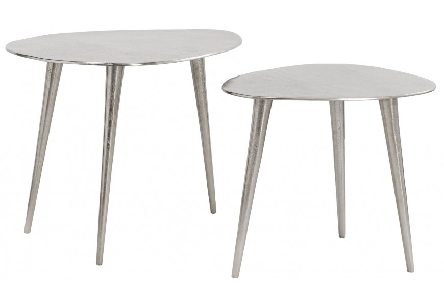 Dvojica moderných príručných stolíkov s nepravidelnou organickou doskou a tromi úzkymi kónickými nožičkami v striebornom kovovom prevedení. Minimalistický a elegantný dizajn ideálny do industriálneho alebo glamour interiéru.