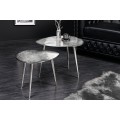 Dvojica moderných príručných stolíkov s nepravidelnou organickou doskou a tromi úzkymi kónickými nožičkami v striebornom kovovom prevedení. Minimalistický a elegantný dizajn ideálny do industriálneho alebo glamour interiéru.