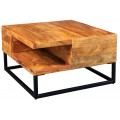 Konferenčný stolík zo sheeshamového dreva so štvorcovým tvarom a čiernou kovovou podstavou