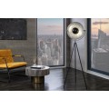 Industriálna stojanová lampa s čiernym trojnohým kovovým podstavcom a reflektorovým tienidlom v matnej čiernej farbe s kontrastným strieborným vnútrom a vintage patinou