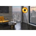 Industriálna stojanová lampa s čiernym trojnohým kovovým podstavcom a reflektorovým tienidlom v matnej čiernej farbe s kontrastným zlatým vnútrom a vintage patinou