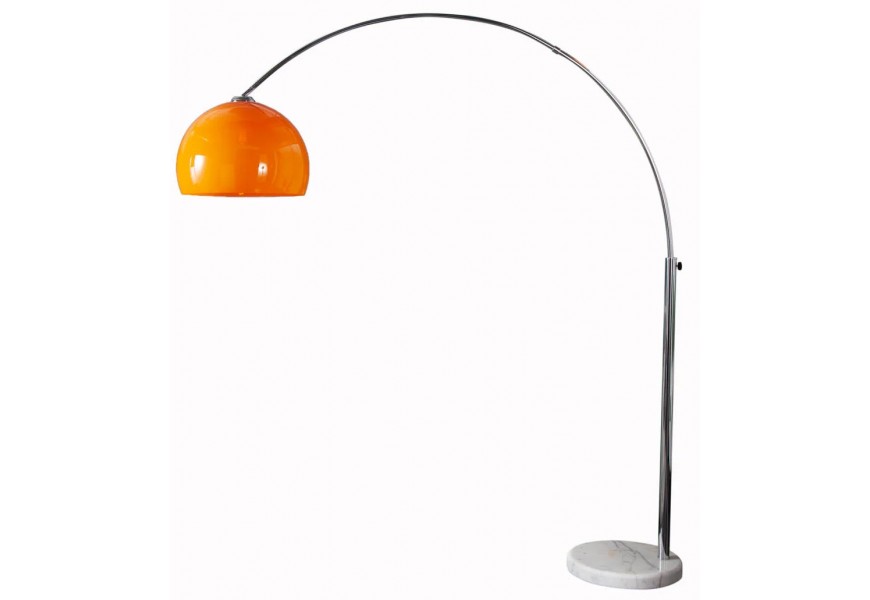 Moderná dizajnová stojanová lampa v štýle mid-century modern s výrazným oranžovým polguľovitým tienidlom, dlhým oblúkovým kovovým ramenom v chrómovej úprave a stabilnou kruhovou podstavou z bieleho mramoru.