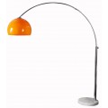 Moderná dizajnová stojanová lampa v štýle mid-century modern s výrazným oranžovým polguľovitým tienidlom, dlhým oblúkovým kovovým ramenom v chrómovej úprave a stabilnou kruhovou podstavou z bieleho mramoru.