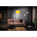 Moderná dizajnová stojanová lampa v štýle mid-century modern s výrazným oranžovým polguľovitým tienidlom, dlhým oblúkovým kovovým ramenom v chrómovej úprave a stabilnou kruhovou podstavou z bieleho mramoru.